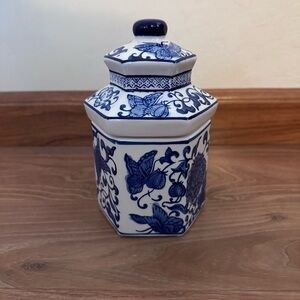 Small Blue and White Floral & Butterfly Ceramic Pagoda Style Candle - Brand New